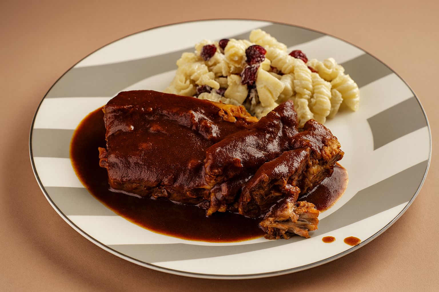 Lomo relleno con salsa especial y ensalada de pasta